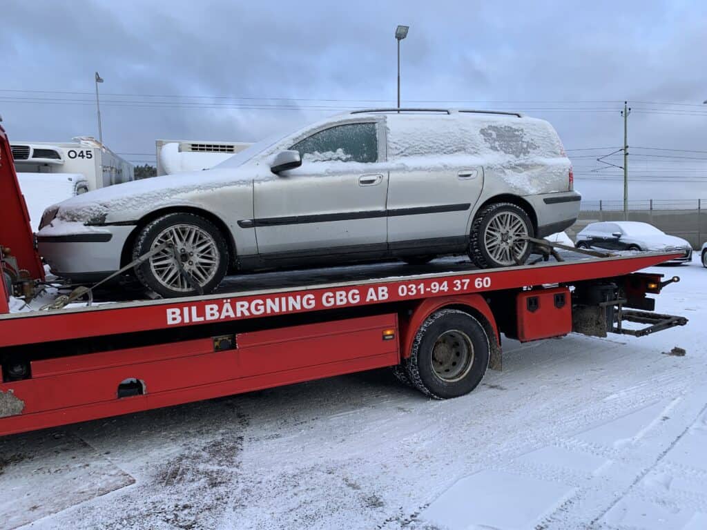 Elin skrotar sin Volvo V70 i Trollhättan Ett ekonomisk beslut